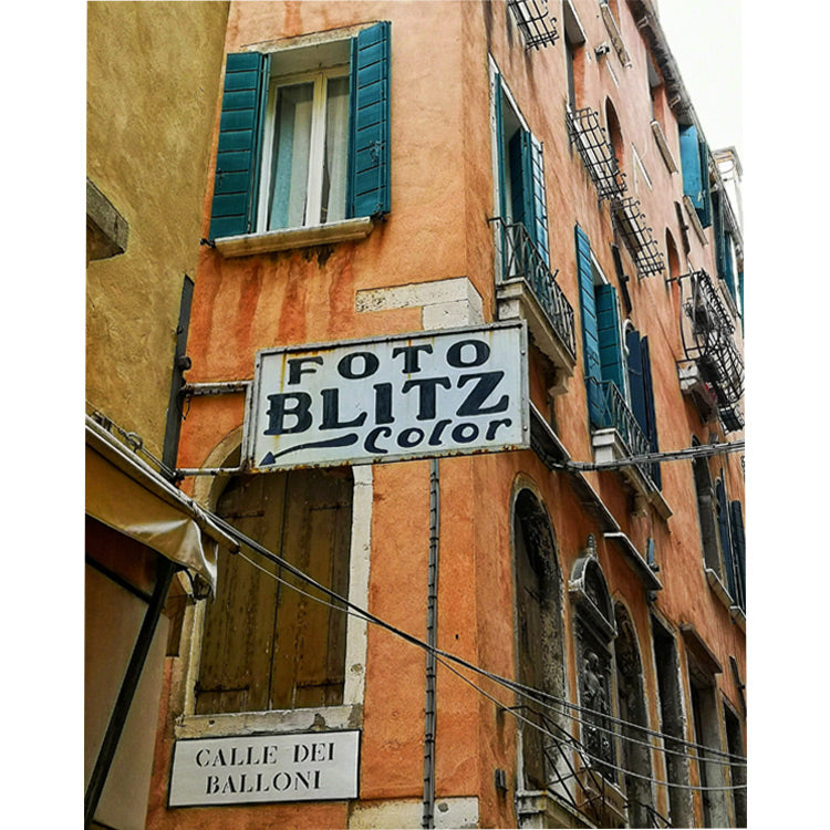 Street Romance in Italy